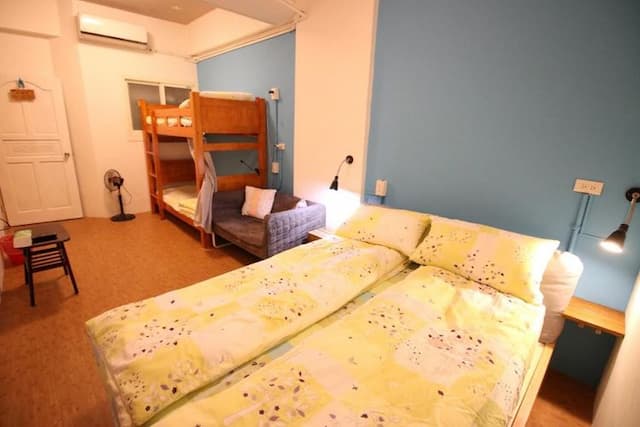 Small corner Star B & B-四人房（2小床＋1大床，共用衛浴）-1