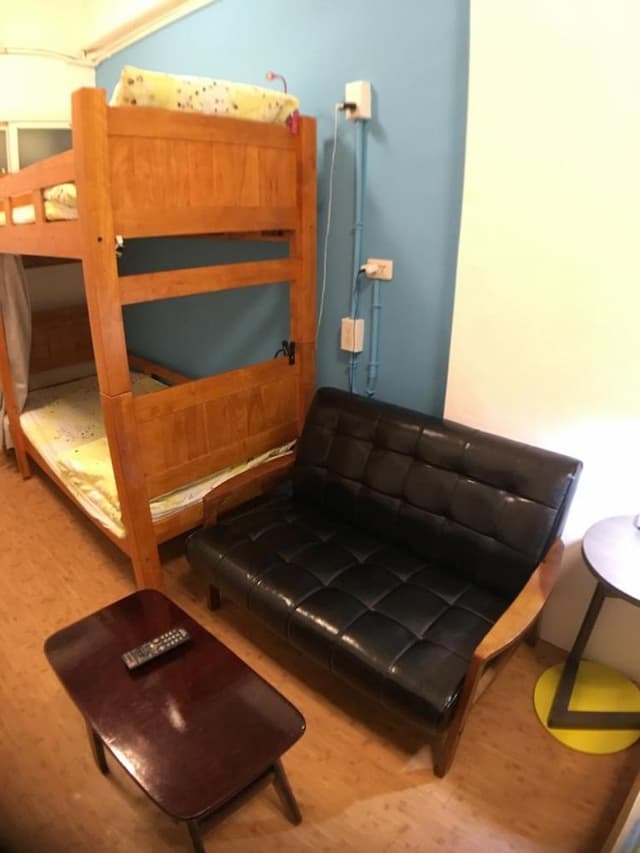 Small corner Star B & B-四人房（2小床＋1大床，共用衛浴）-3