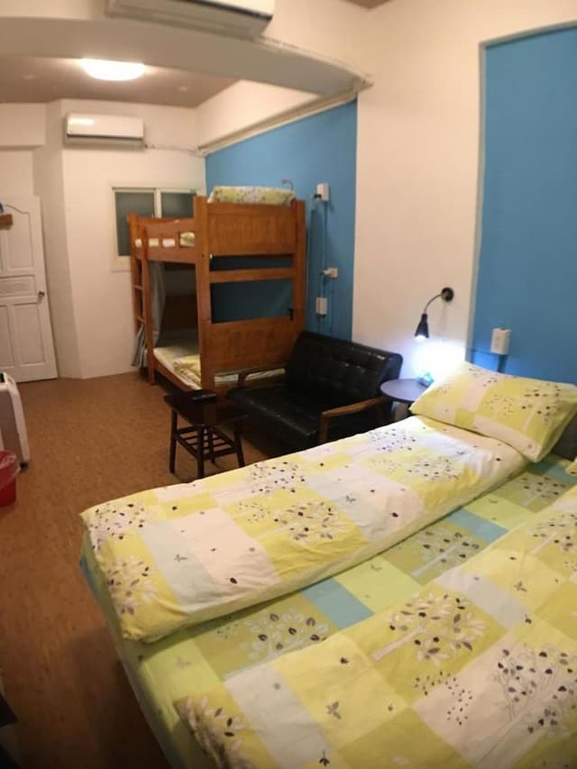 Small corner Star B & B-四人房（2小床＋1大床，共用衛浴）-2