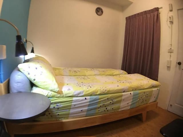 Small corner Star B & B-四人房（2小床＋1大床，共用衛浴）-4