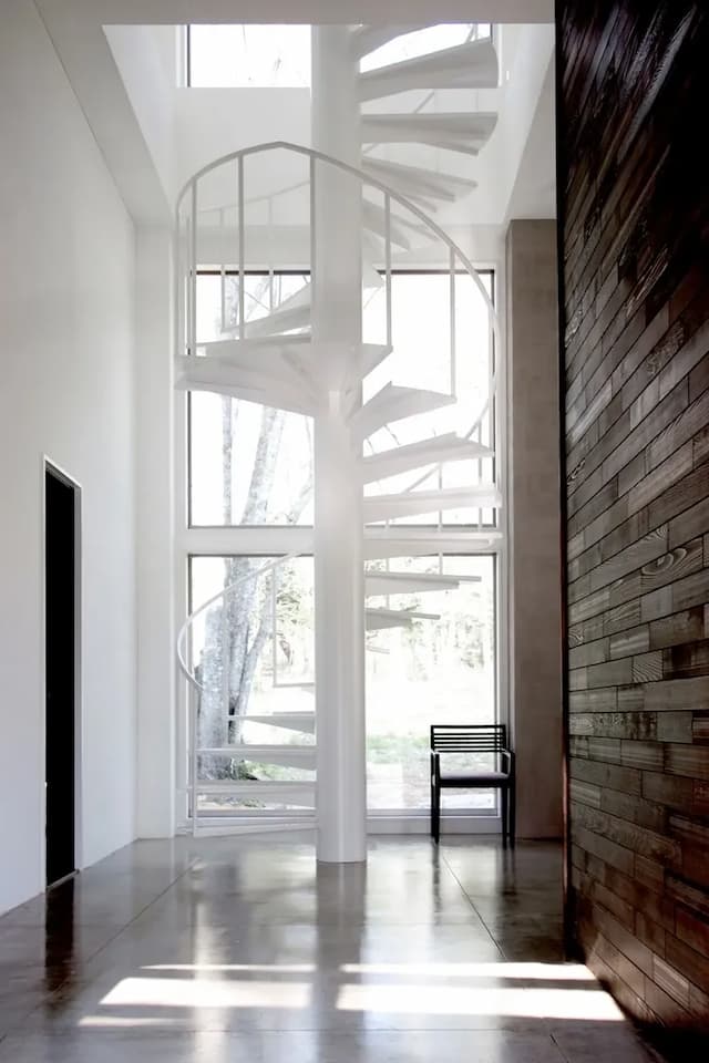 玄関を入ると正面にらせん階段