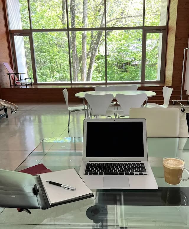 アトリエエリアにあるテーブルもワークスペースとしてご利用いただけます。