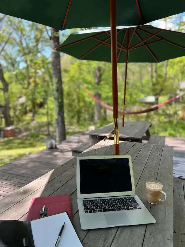 天気のよい日にはウッドデッキもワーキングスペースに。デッキでもWifiをご利用いただけます。