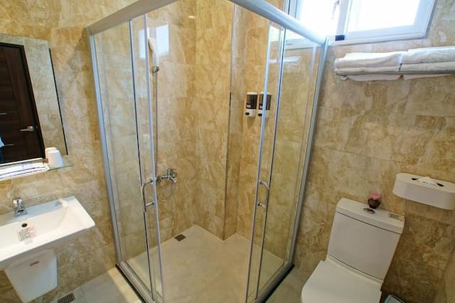 Happiness Light House-101 quadruple room-5