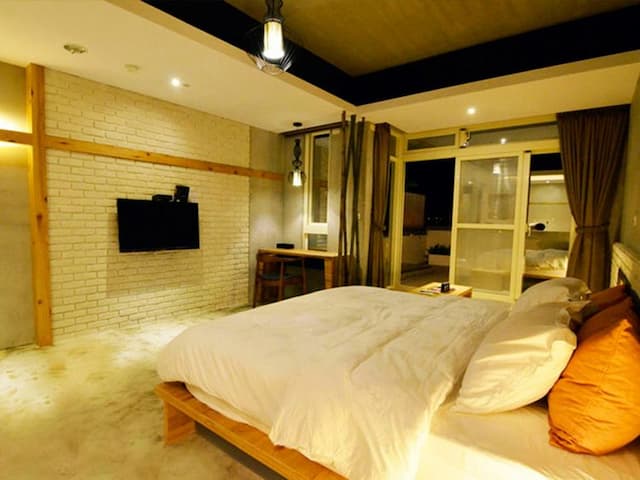 禾田旅宿-禾風2人房-附陽台.浴缸(夜景)-5