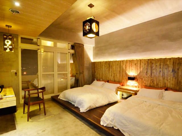 禾田旅宿-禪風4人房-附陽台.浴缸(夜景)-1