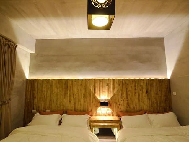 禾田旅宿-禪風4人房-附陽台.浴缸(夜景)-8