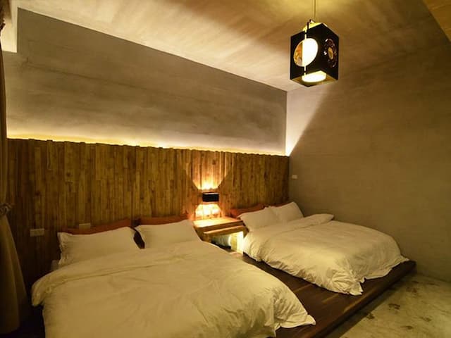 禾田旅宿-禪風4人房-附陽台.浴缸(夜景)-7