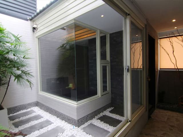 禾田旅宿-禪風4人房-附陽台.浴缸(夜景)-5