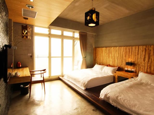 禾田旅宿-禪風4人房-附陽台.浴缸(夜景)-3