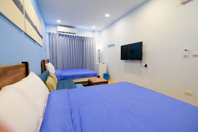 Summer Sea Hostel-whale-2