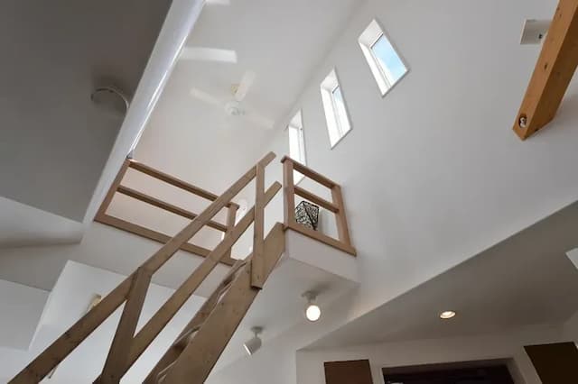 ロフトへの階段　最高8mの空間を利用した吹抜け