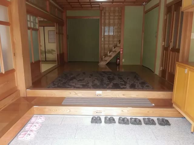 玄関ホール　正面の階段から2階へおあがり下さい