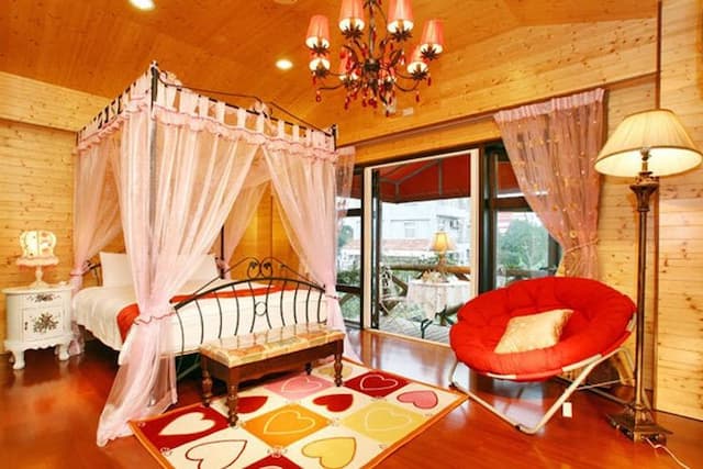 房內設施：獨立陽台、有線(無)線ADSL寬頻上網 (請自備電腦)、 獨立筒床、電視、盥洗用具、乾濕分離SPA型淋浴柱、冰箱、礦泉水