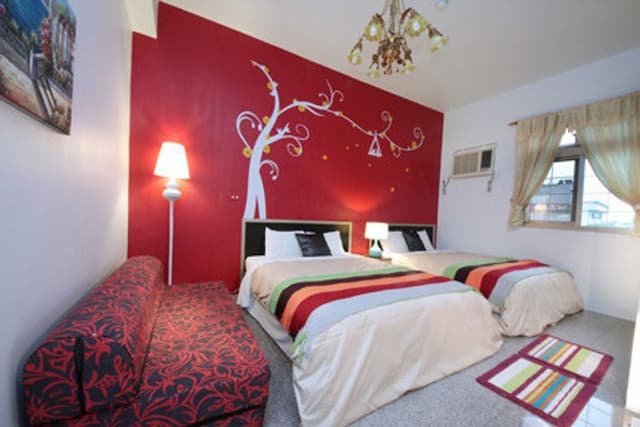 房內設施無線上網 (請自備電腦)、 獨立筒床、電視、盥洗用具、礦泉水