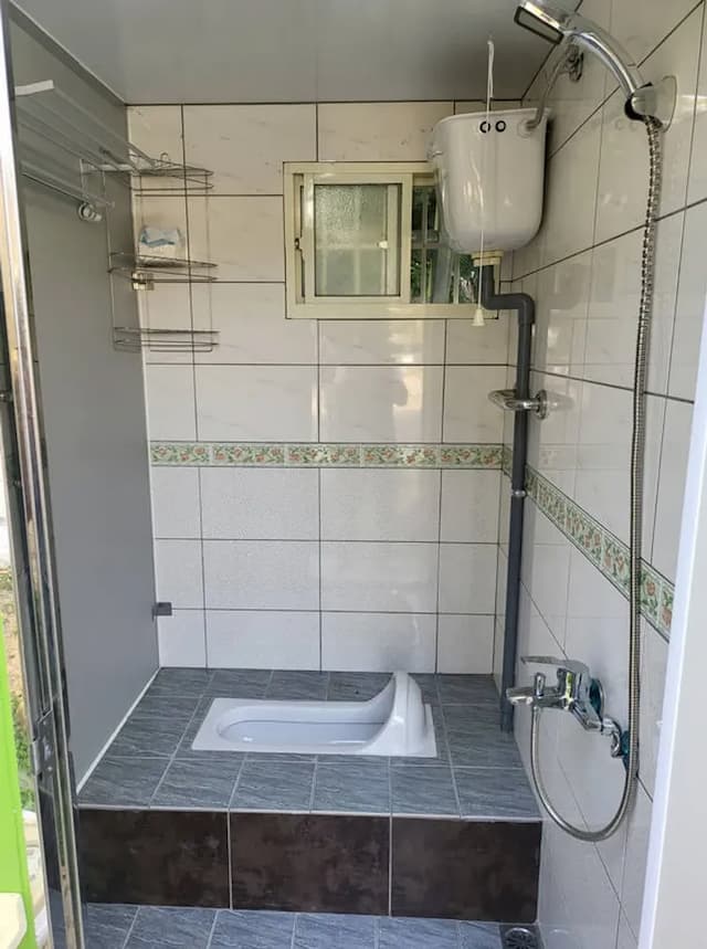 蹲式廁所+浴室