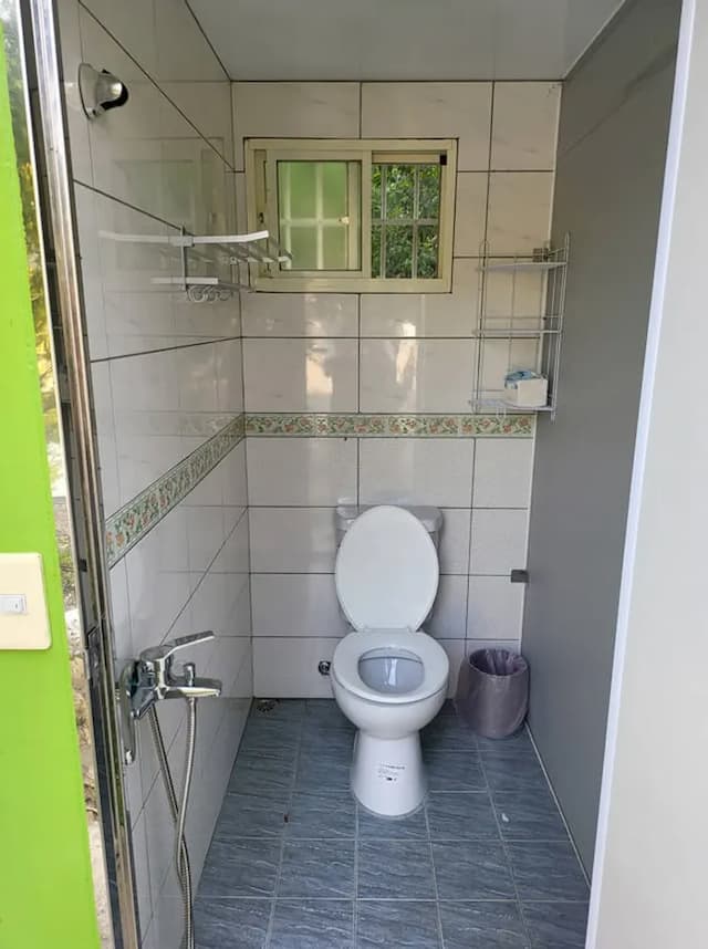 座式廁所+浴室-右邊