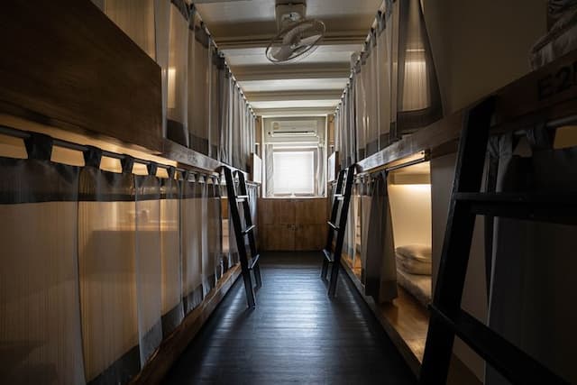 【網美打卡首選】3HOWw旅宿｜近Terminal 21 百貨-10人混合背包客房-4