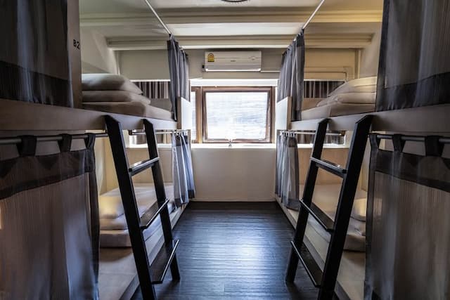 【網美打卡首選】3HOWw旅宿｜近Terminal 21 百貨-10人女性背包客房-2