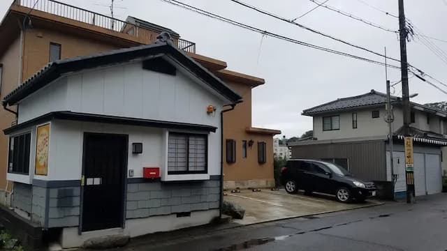 正面向かって右側は民泊の駐車場