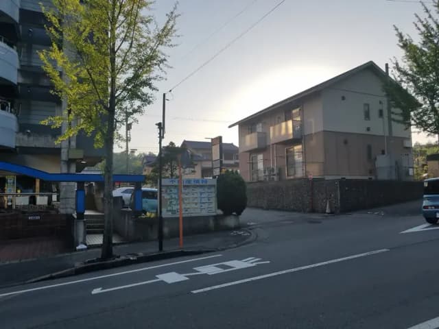 警察署隣の四階建てマンションを左に曲がります。