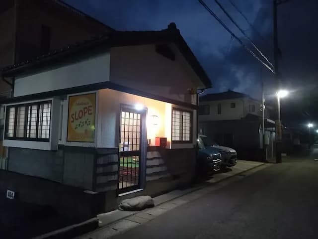 正面玄関向かって右側