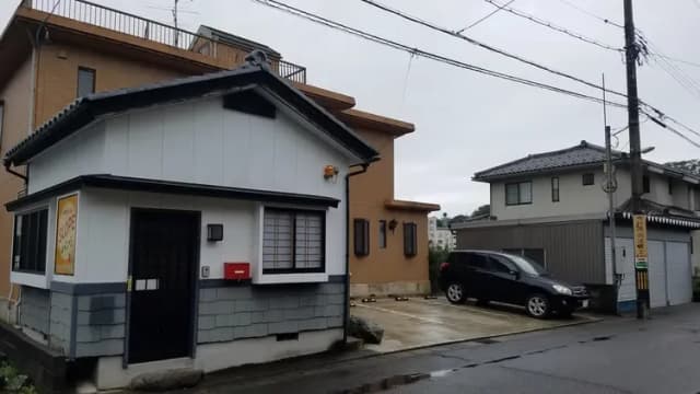 正面向かって右側は民泊の駐車場