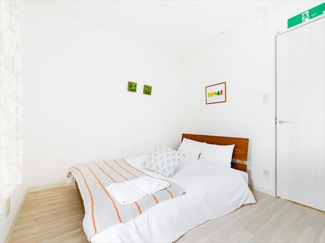 靠近大阪韓國城/桃谷站步行5分鐘/2室1廳/2層獨立屋/50㎡ 最大6人/提供Wi-Fi/鶴橋商店街環繞-2-6人 | 2張雙人床+2張沙發床-3