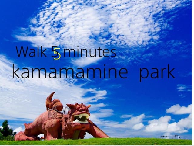 ペンションから5分。口の中に入れちゃうシーサーです。高台にあるので宮古島の町並みや漁港が見渡せます。