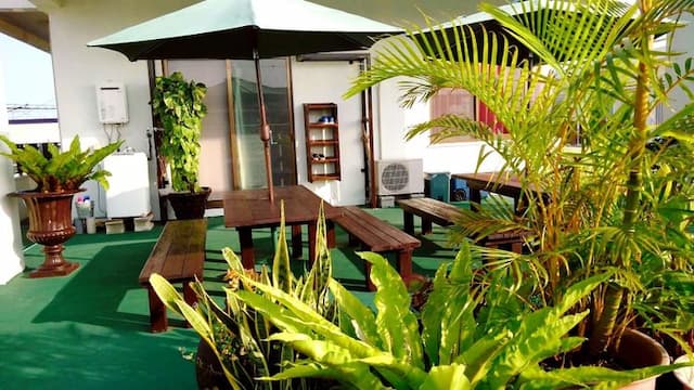 2階ペンションマイギャルの入口です。