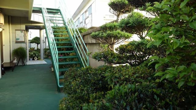 建物すぐ横の階段を登ります。