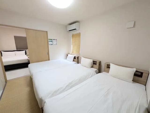 シングルベッド3つ　ダブルベッド1つございます。冬は電気敷モーフも完備。