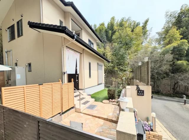 この家の一階部分【ウッドデッキ＋外湯】がお客様占有スペースとなります。