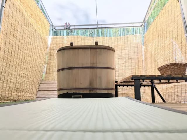 裏庭の手作り露天風呂です。温泉ではございませんが温泉に限りなく近い入浴剤「るんるんの湯」をサービスさせていただきます。結構人気です。