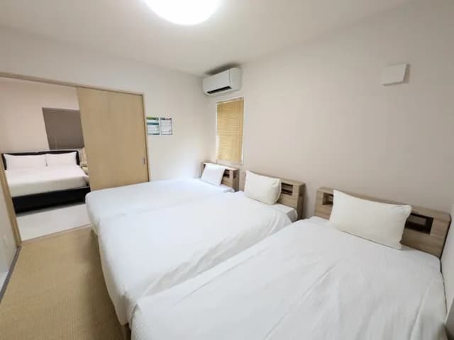 シングルベッド3つ　ダブルベッド1つございます。冬は電気敷モーフも完備。