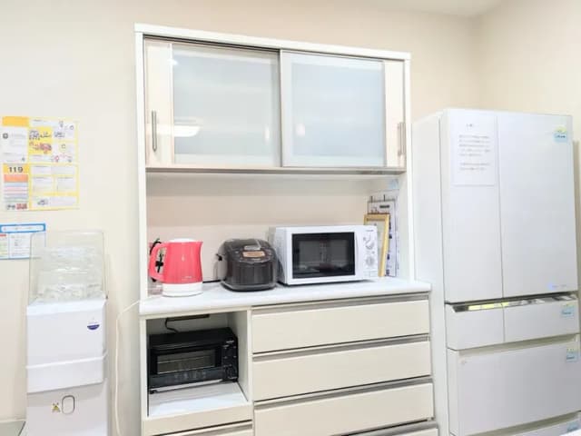 ミネラルウォーターサーバー・炊飯器・電子レンジ・トースター・スリードア冷蔵庫を装備