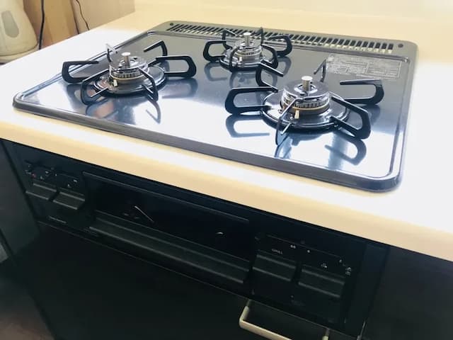 ３口ガスコンロ搭載のシステムキッチン。