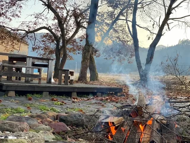 アウトドアフィールドではテントを建てたり焚き火をしながらのんびりすることもできます。