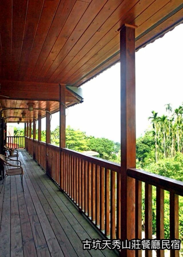 天秀山莊經典木屋陽台一隅