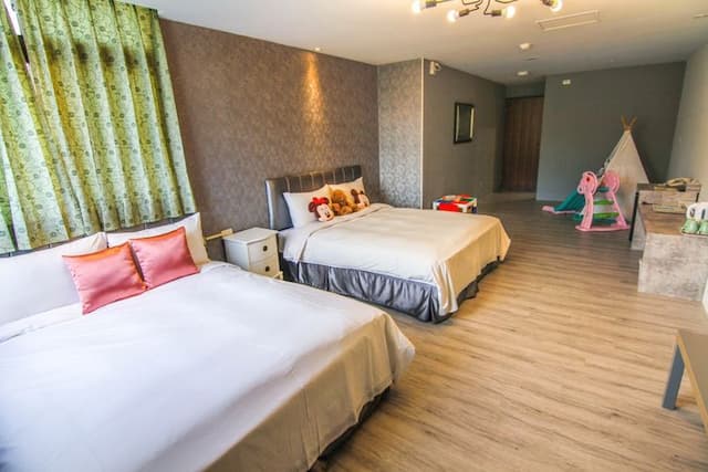 Loft Inn-Family Room-1