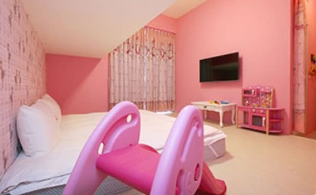 The railroad-Donuts - parent-child room-3