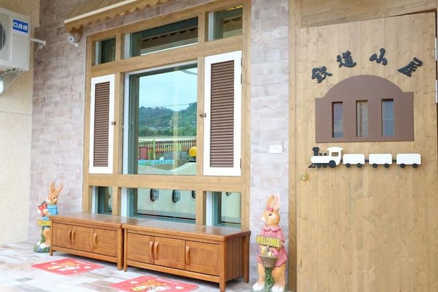 The railroad-Donuts - parent-child room-7