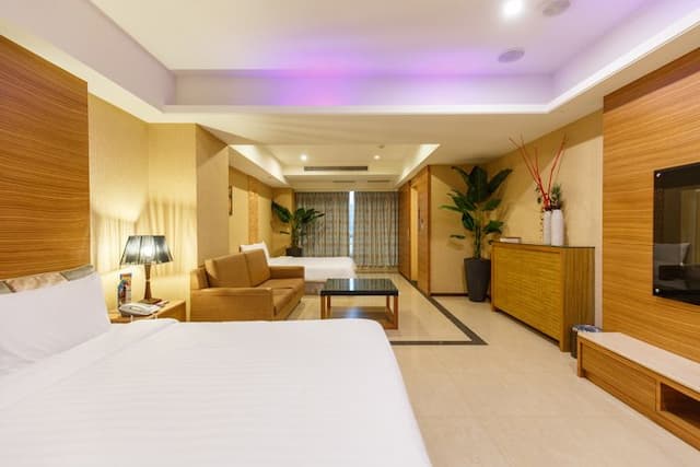 SLV HOTEL GROUP-SLV business hotel-Luxury Quadruple Room-1