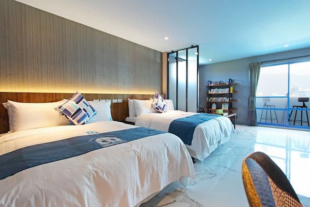 White Mediterranean Hostel-Side bay view room l VIP quadruple room (side bay view/no breakfast/with bathtub)-1