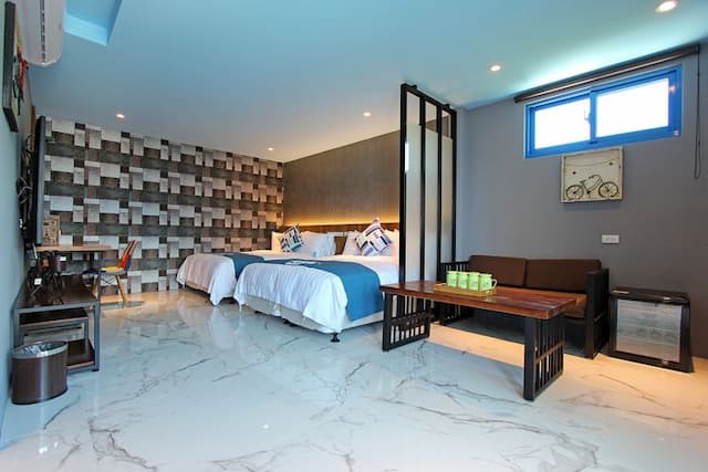 White Mediterranean Hostel-Side bay view room l VIP quadruple room (side bay view/no breakfast/with bathtub)-3