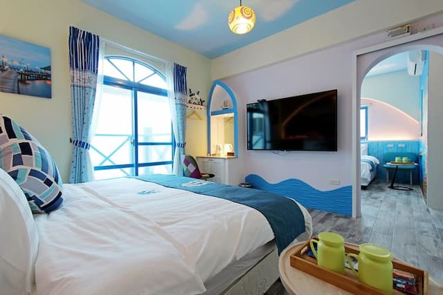 White Mediterranean Hostel-No View Room|Cozy Quadruple Room (No View/No Breakfast/Connecting Room Two Bedrooms Two Bathrooms)-4