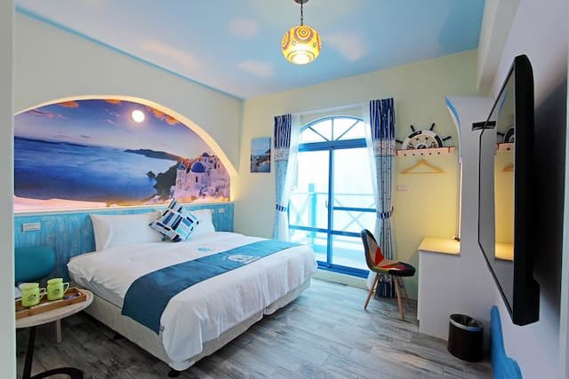 White Mediterranean Hostel-No View Room|Cozy Quadruple Room (No View/No Breakfast/Connecting Room Two Bedrooms Two Bathrooms)-1