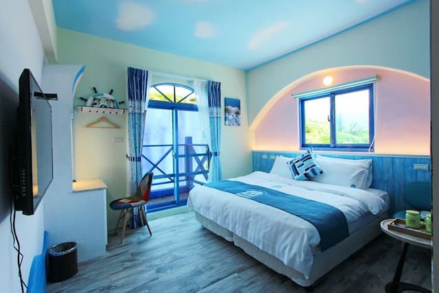 White Mediterranean Hostel-No View Room|Cozy Quadruple Room (No View/No Breakfast/Connecting Room Two Bedrooms Two Bathrooms)-2