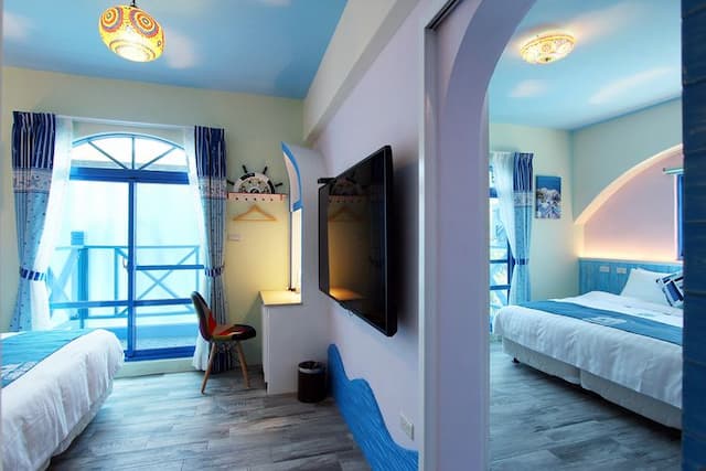 White Mediterranean Hostel-No View Room|Cozy Quadruple Room (No View/No Breakfast/Connecting Room Two Bedrooms Two Bathrooms)-5