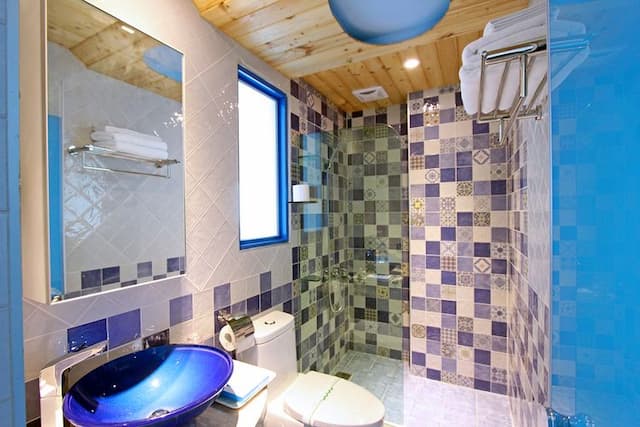 White Mediterranean Hostel-No View Room|Cozy Quadruple Room (No View/No Breakfast/Connecting Room Two Bedrooms Two Bathrooms)-6